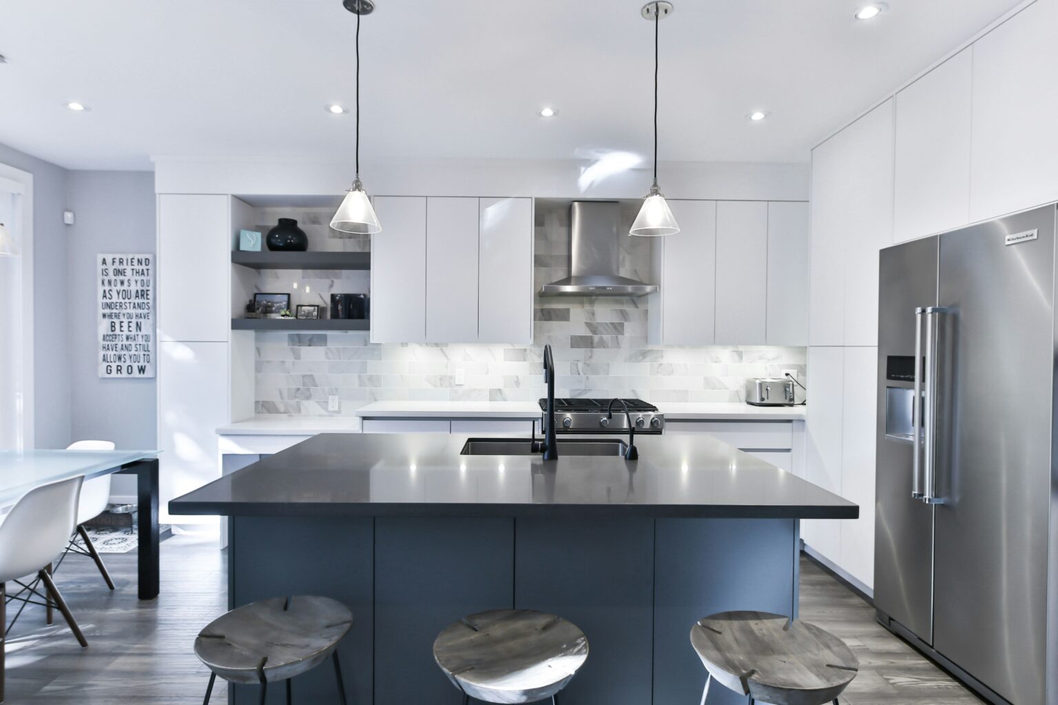 Kitchen with a blue central island. Home remodeling contractor in East Hampton